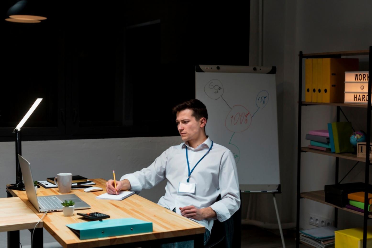 Empresarios revisando estrategia de crecimiento financiero