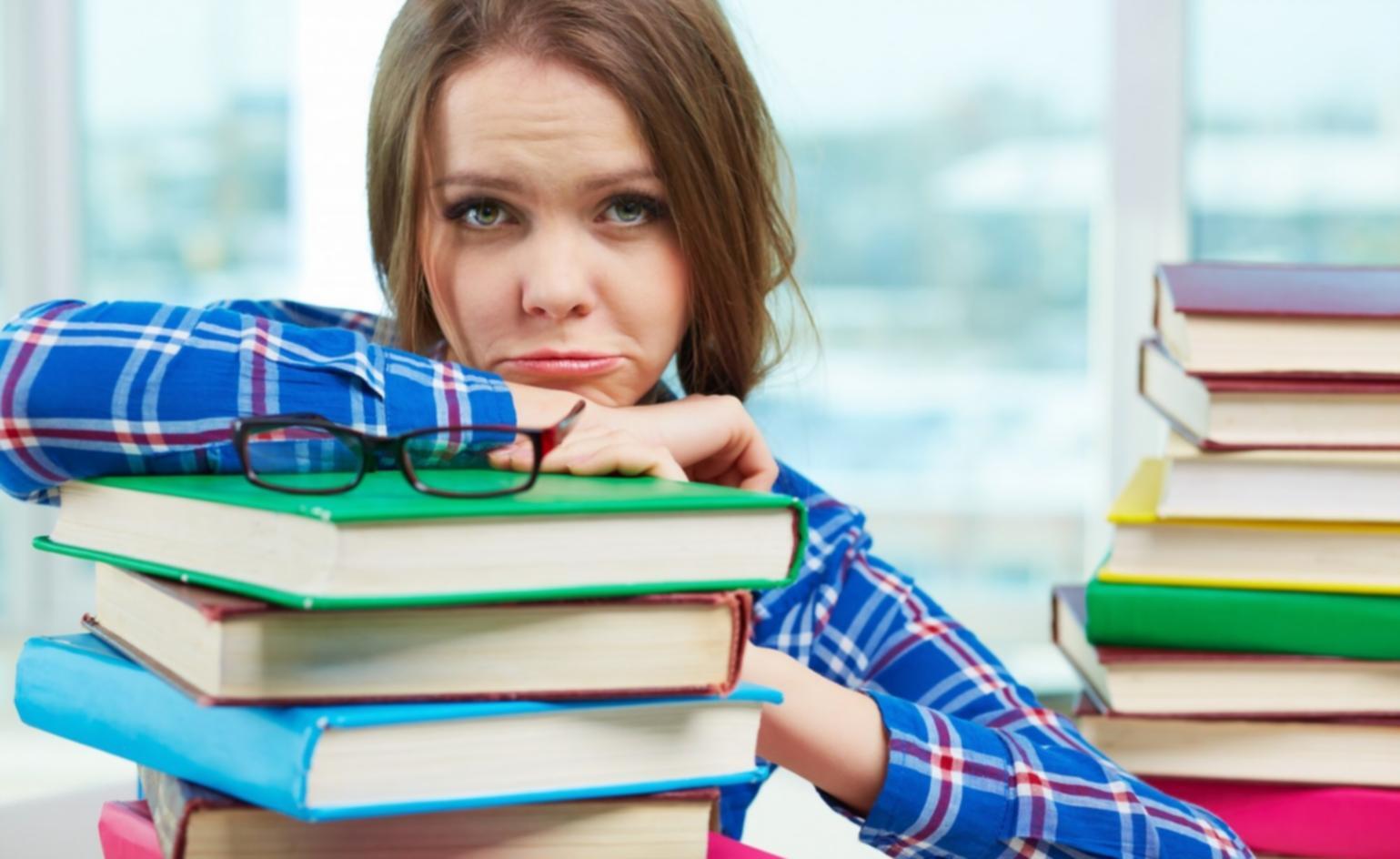 Documentos y calculadora en escritorio de trabajo